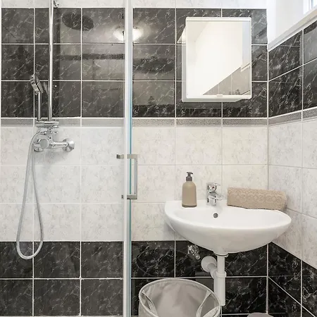 Valkane Private Garden Apartment